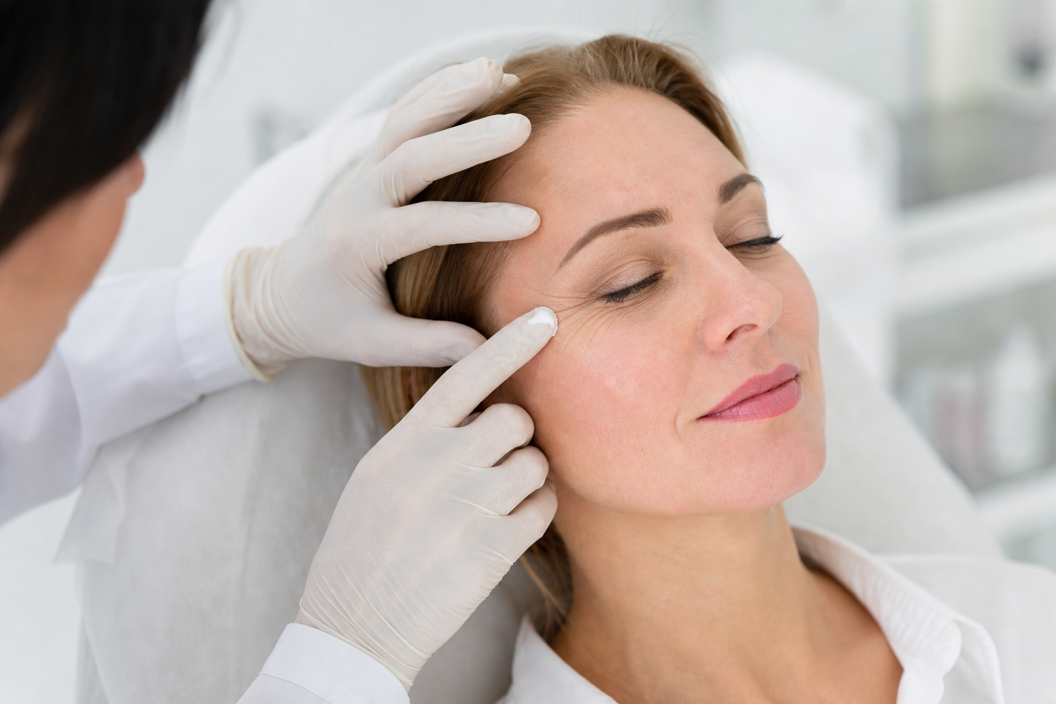 Various effective crow's feet treatment methods for radiant, smooth skin
